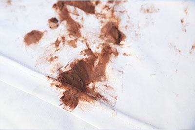 Fjerne chokoladepletter fra tøj