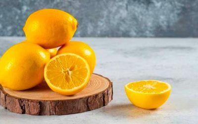 Rengøring af ovn med citron